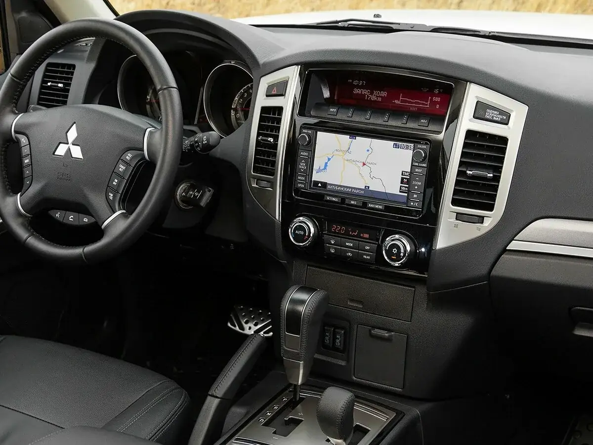 mitsubishi pajero салон