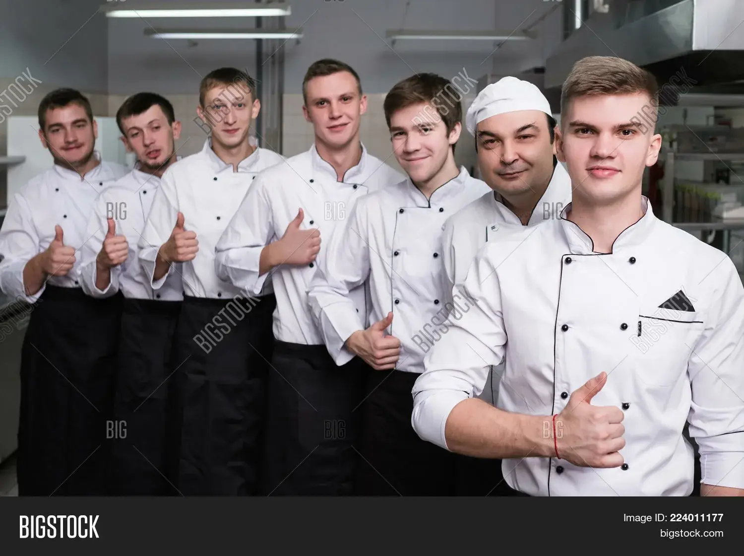 две команды поваров в ресторанной кухне
