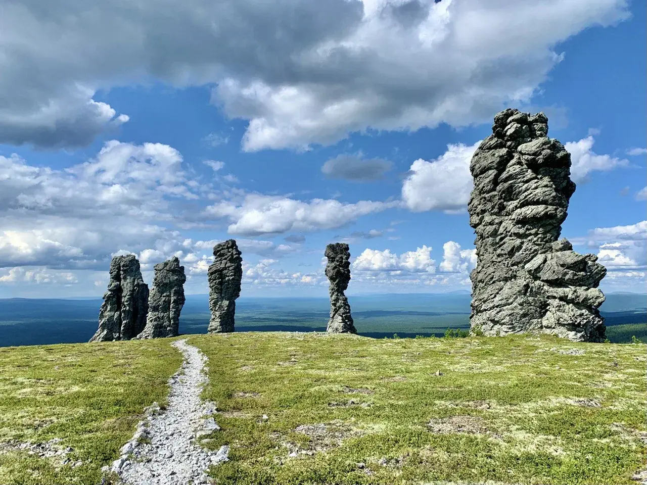 плато Маньпупунёр каменные столбы