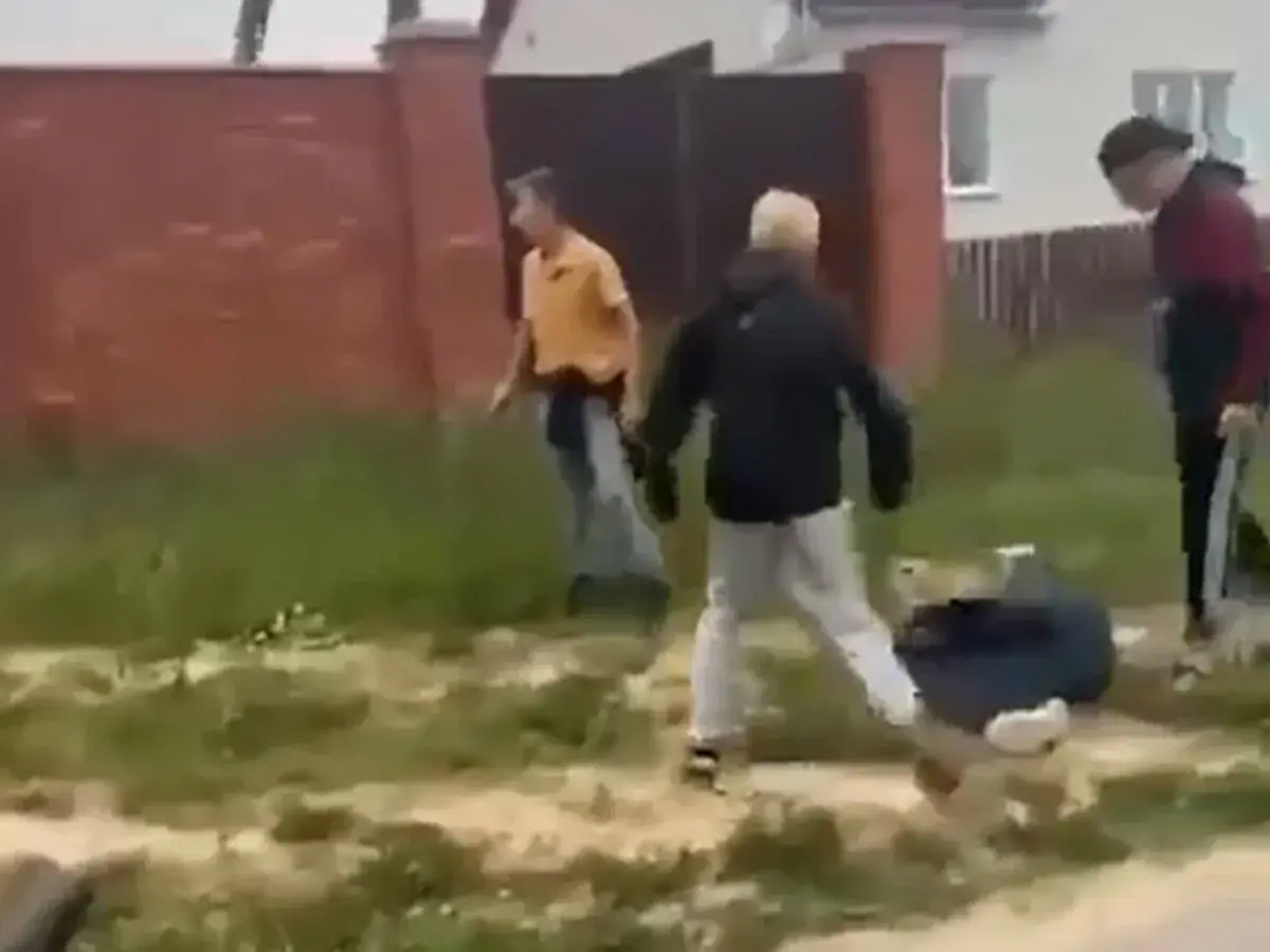 драка подростков на спортплощадке