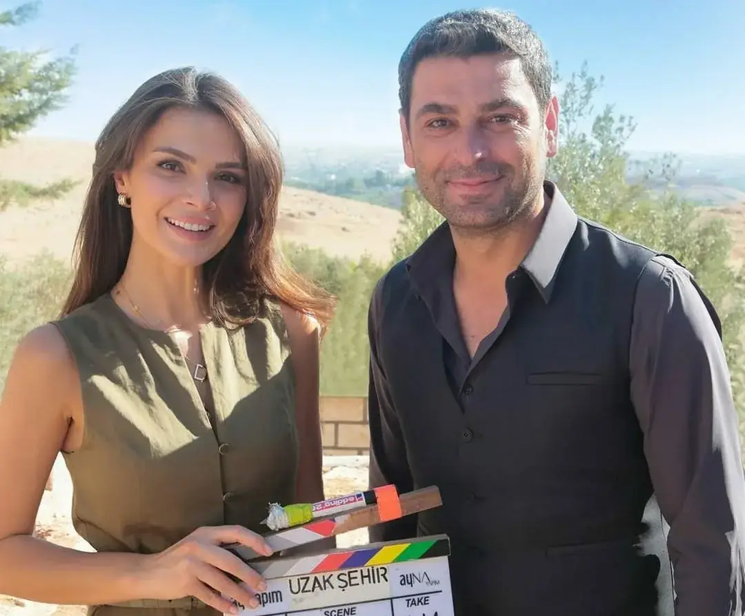 актеры сериала Далекий город на похоронах