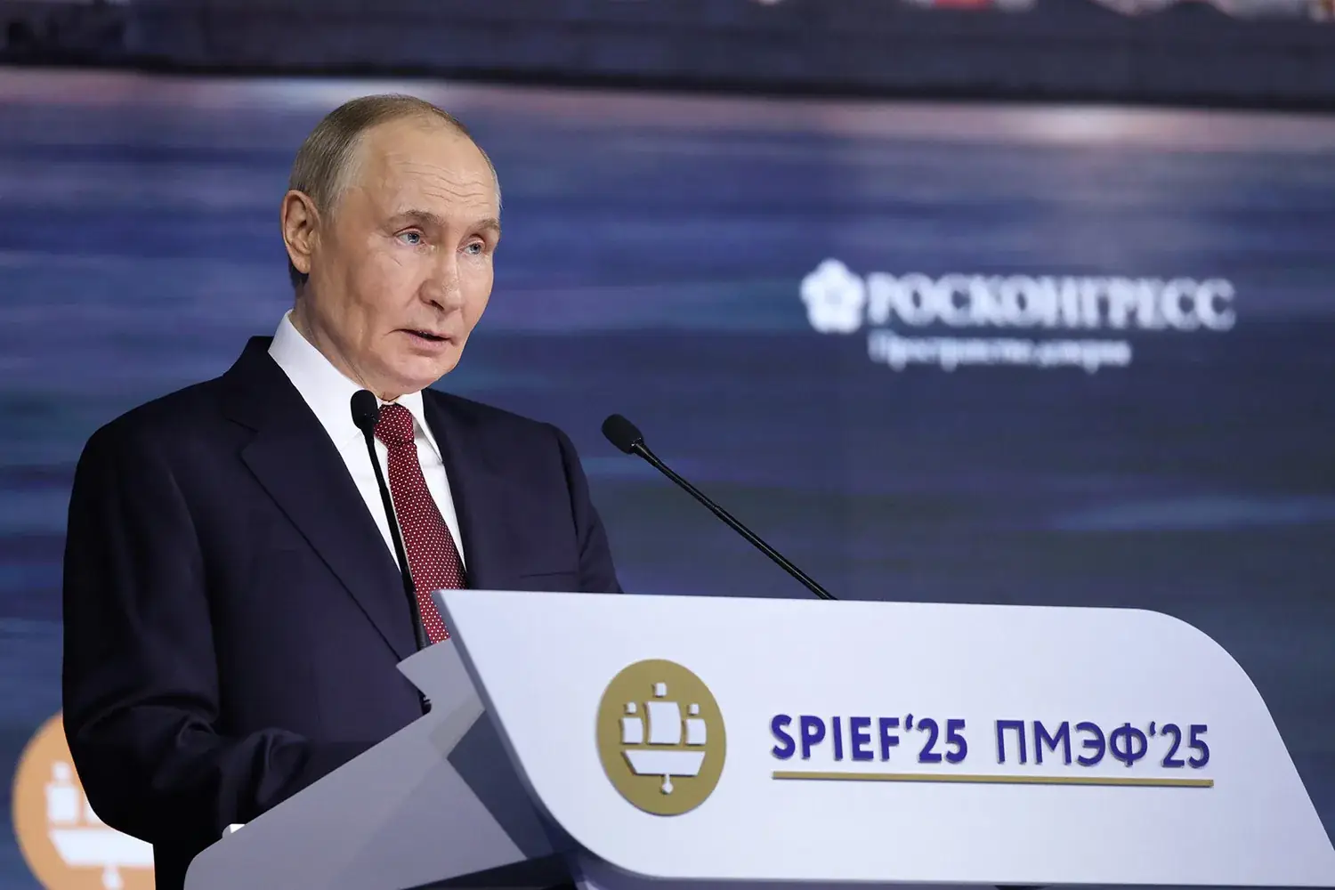 Путин выступает на ПМЭФ
