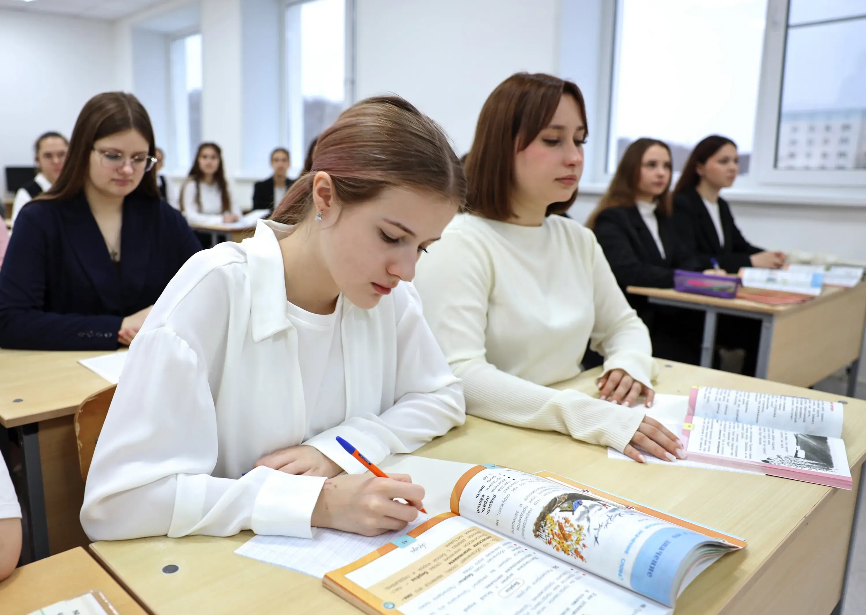 абитуриенты на ЕГЭ
