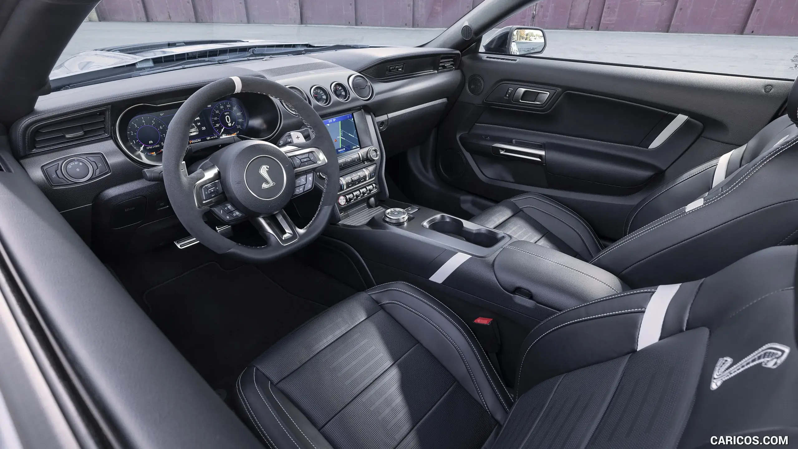 интерьер с современными сиденьями и приборами shelby gt500 cr