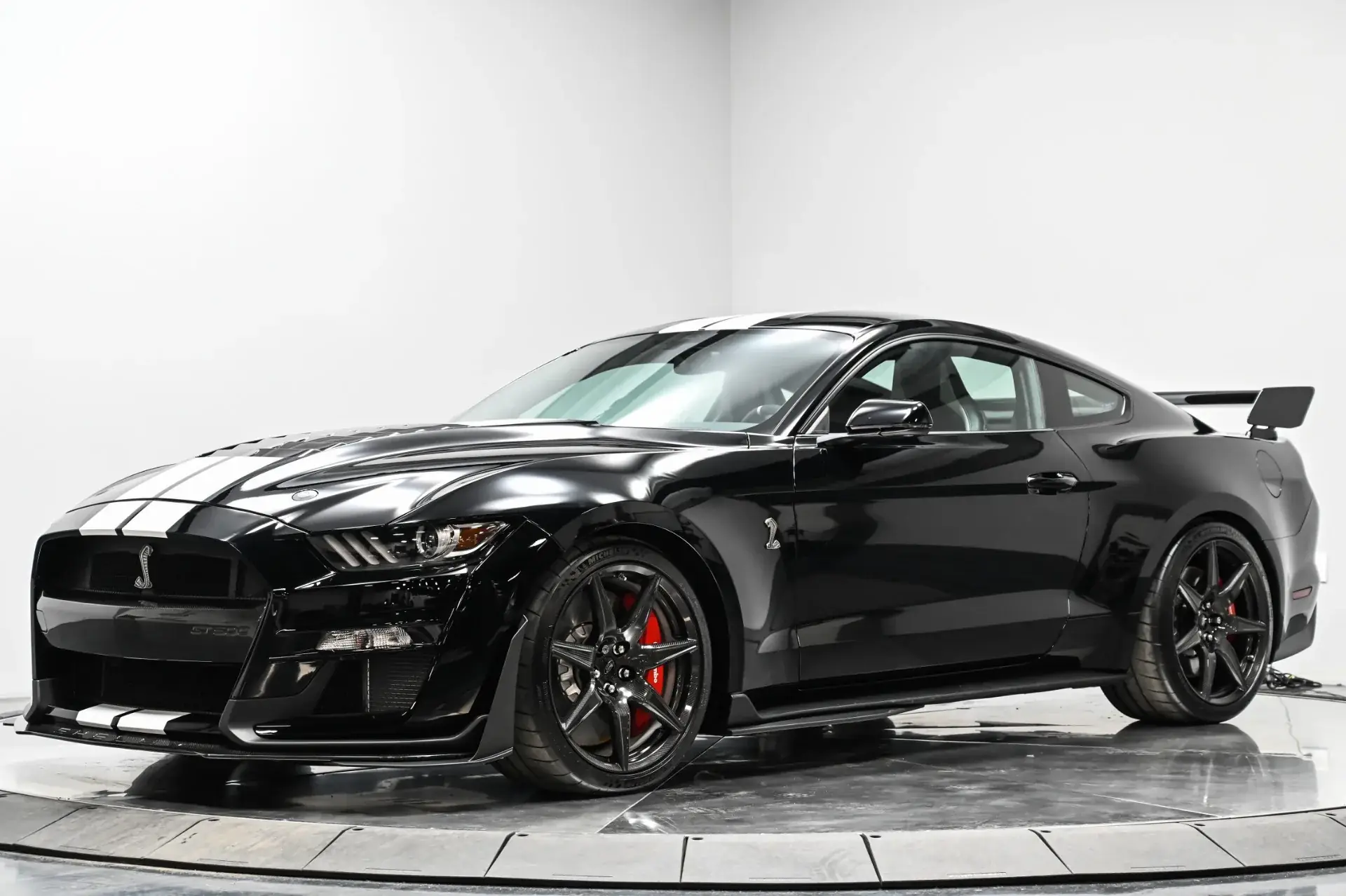 shelby gt500 carbon edition рядом с обычным mustang