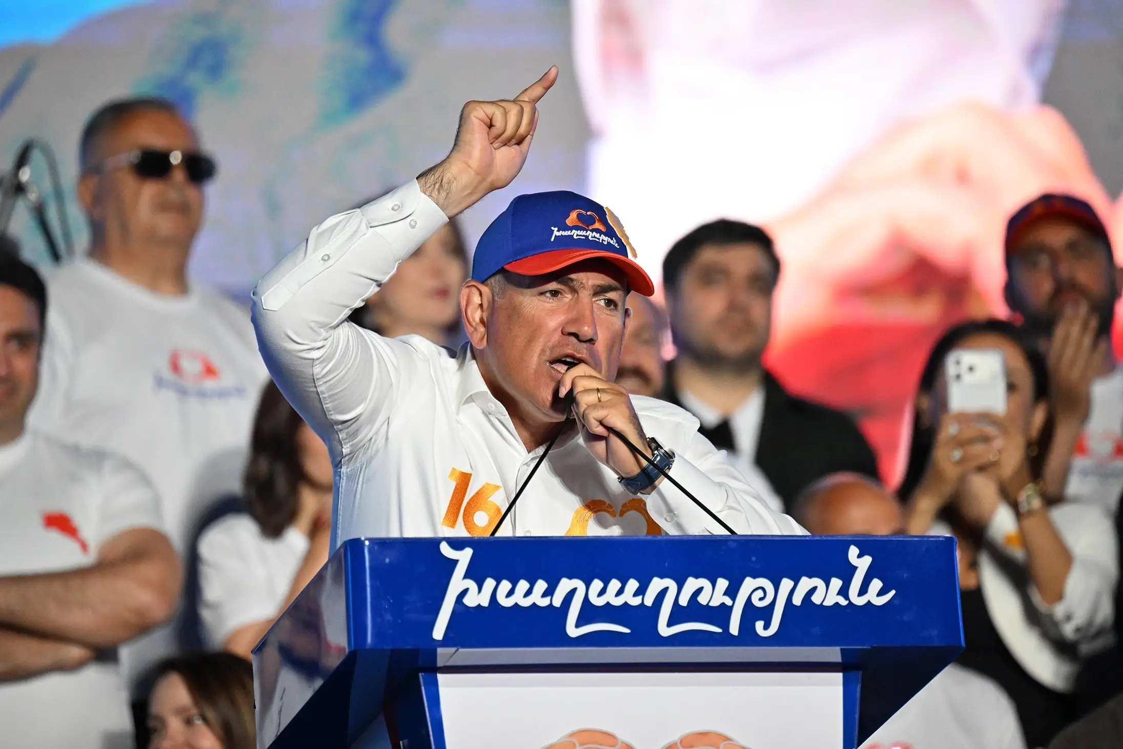Никол Пашинян выступает на фоне флага Армении