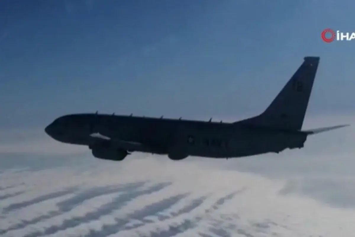 военный самолет над Черным морем