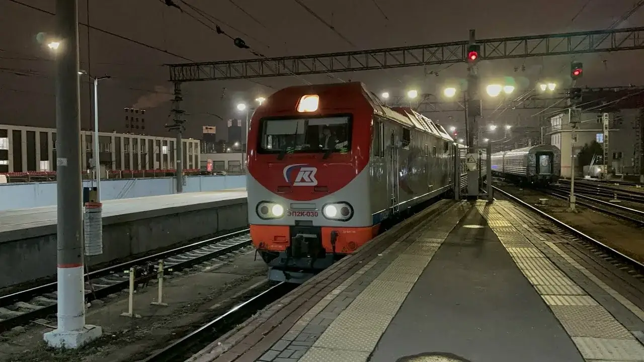 поезд ржд в станции