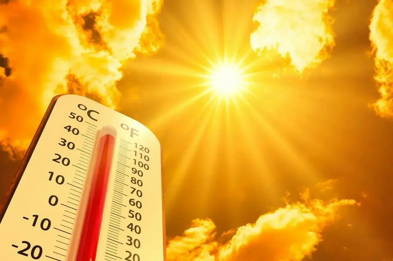 абnormally hot weather Moscow thermometer 31 degrees