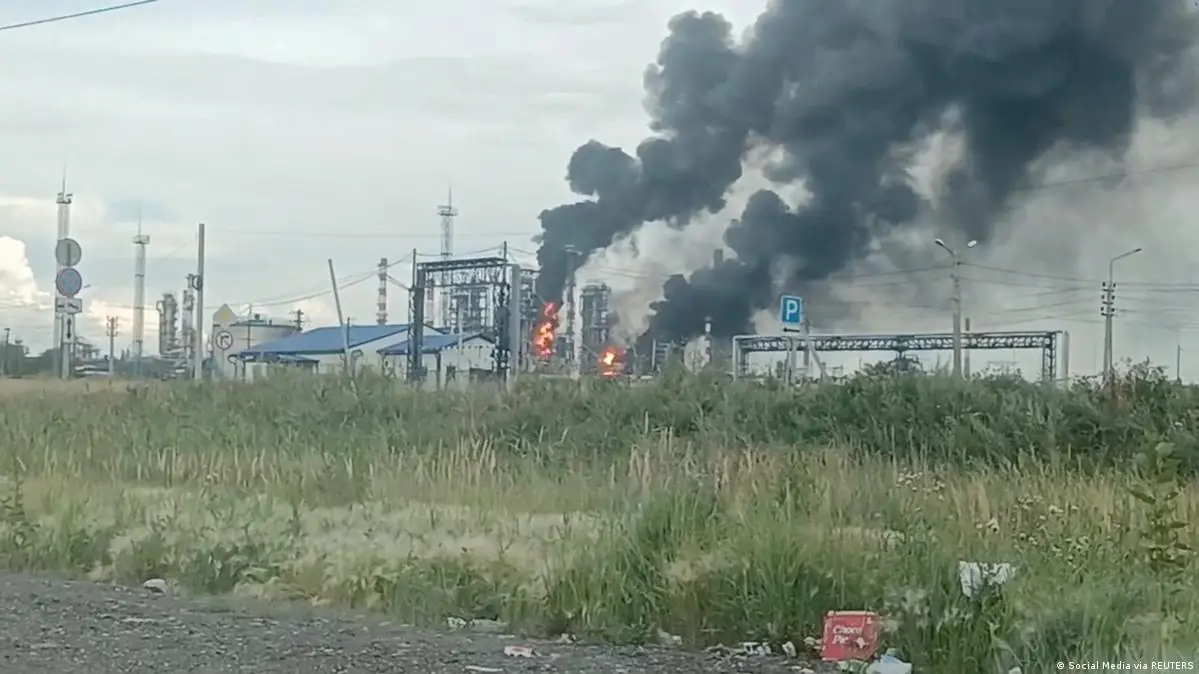 Омский НПЗ дым взрыв после атаки дронов