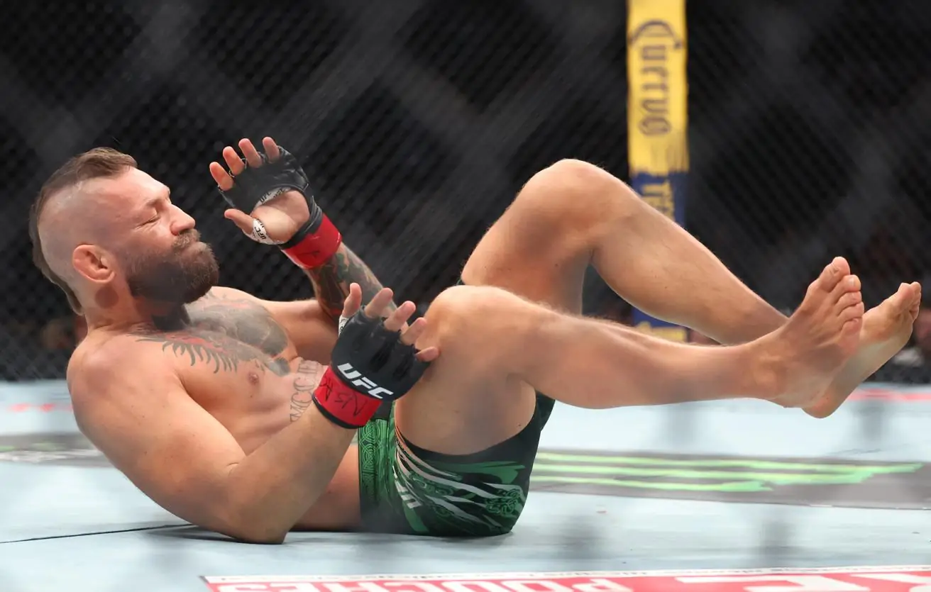 UFC 329: Холлоуэй победил Макгрегора за 69 секунд — ирландец сломал колено на прыжке