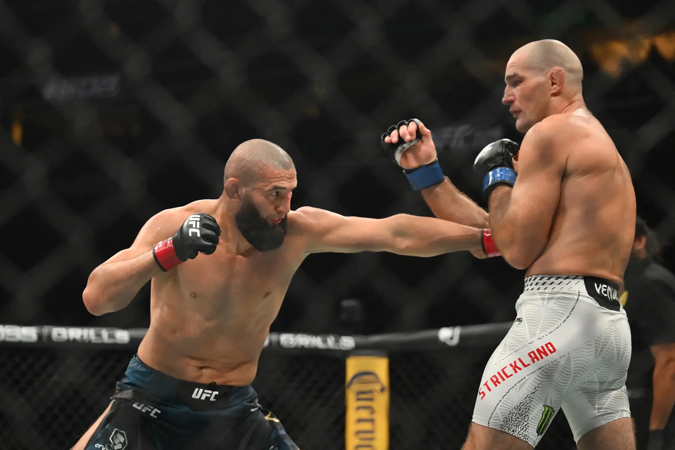 Стрикленд отобрал пояс у Чимаева на UFC 328 с разрывом плеча 5-го типа: почему он отказался от операции и вернется ли в