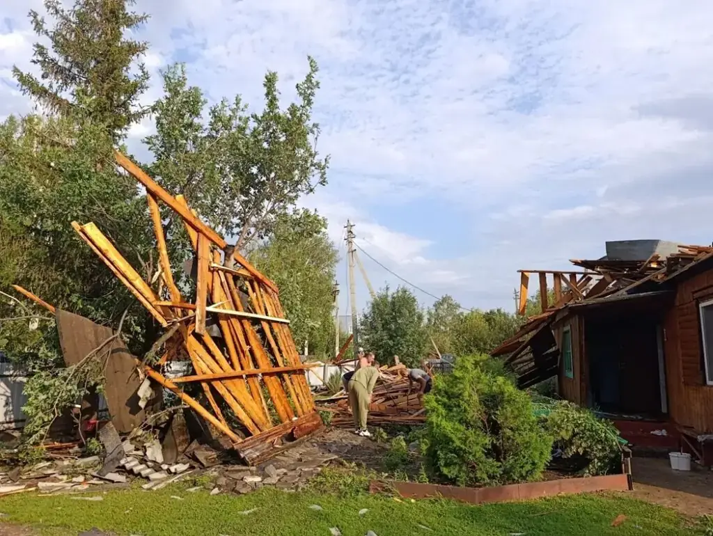 поврежденные крыши домов ураган Алтайский край