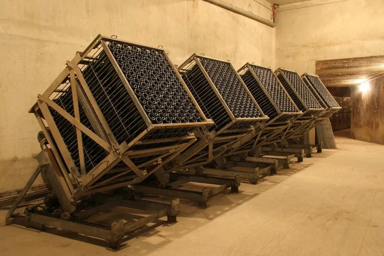 Champagne remuage pupitre historical