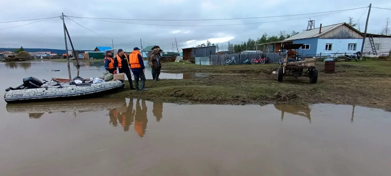 спасатели и студенческие отряды ликвидируют последствия паводка в Якутии