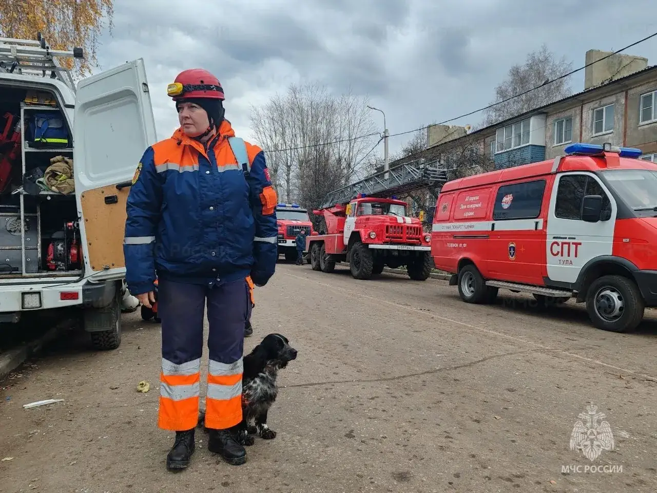 спасатели МЧС работают на месте ЧП