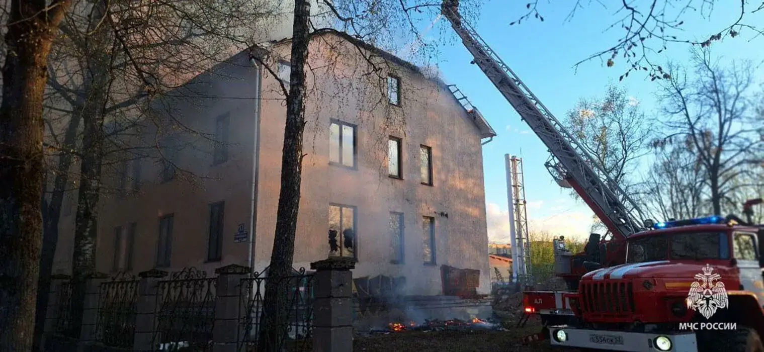 пожарные тушат жилой дом Великий Новгород