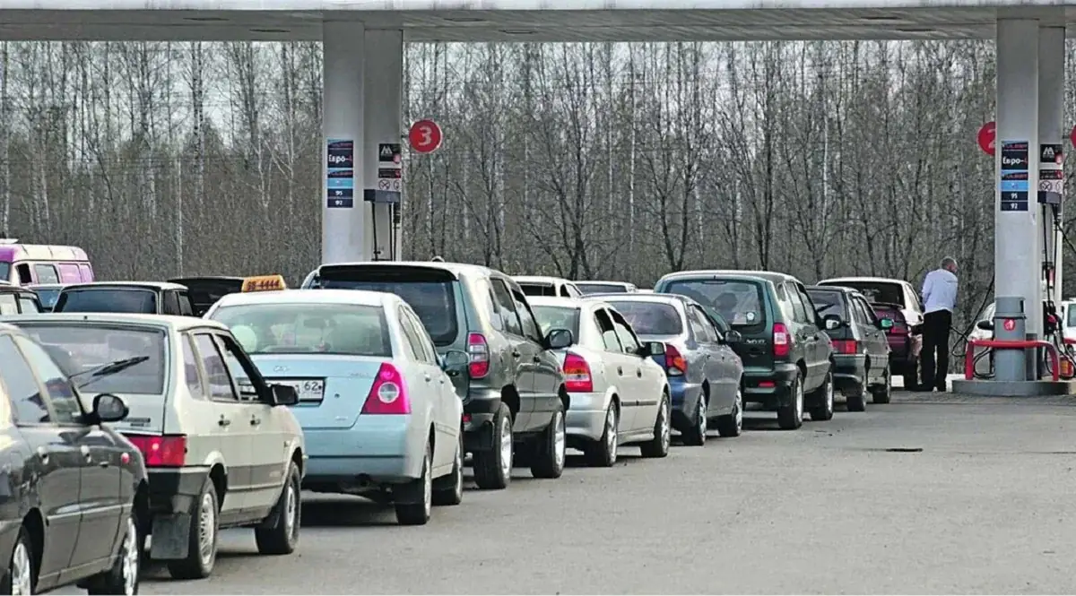 130 рублей за литр почему водители Хакасии стоят в очередях до полуночи