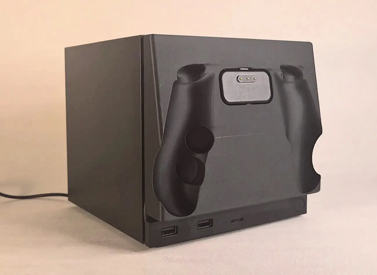 Владельцам Steam Machine: энтузиаст бесплатно встроил в переднюю панель зарядку для Steam Controller вместо бесполезного