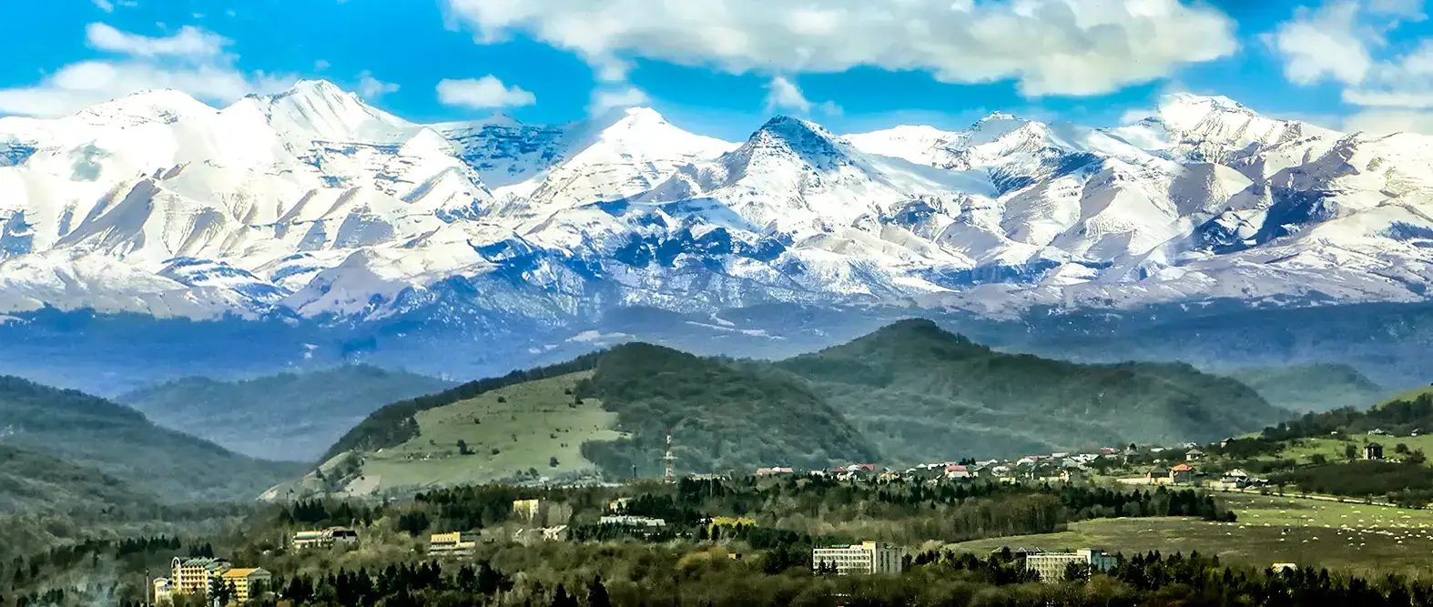 панорама Нальчика и горы Кабардино-Балкария