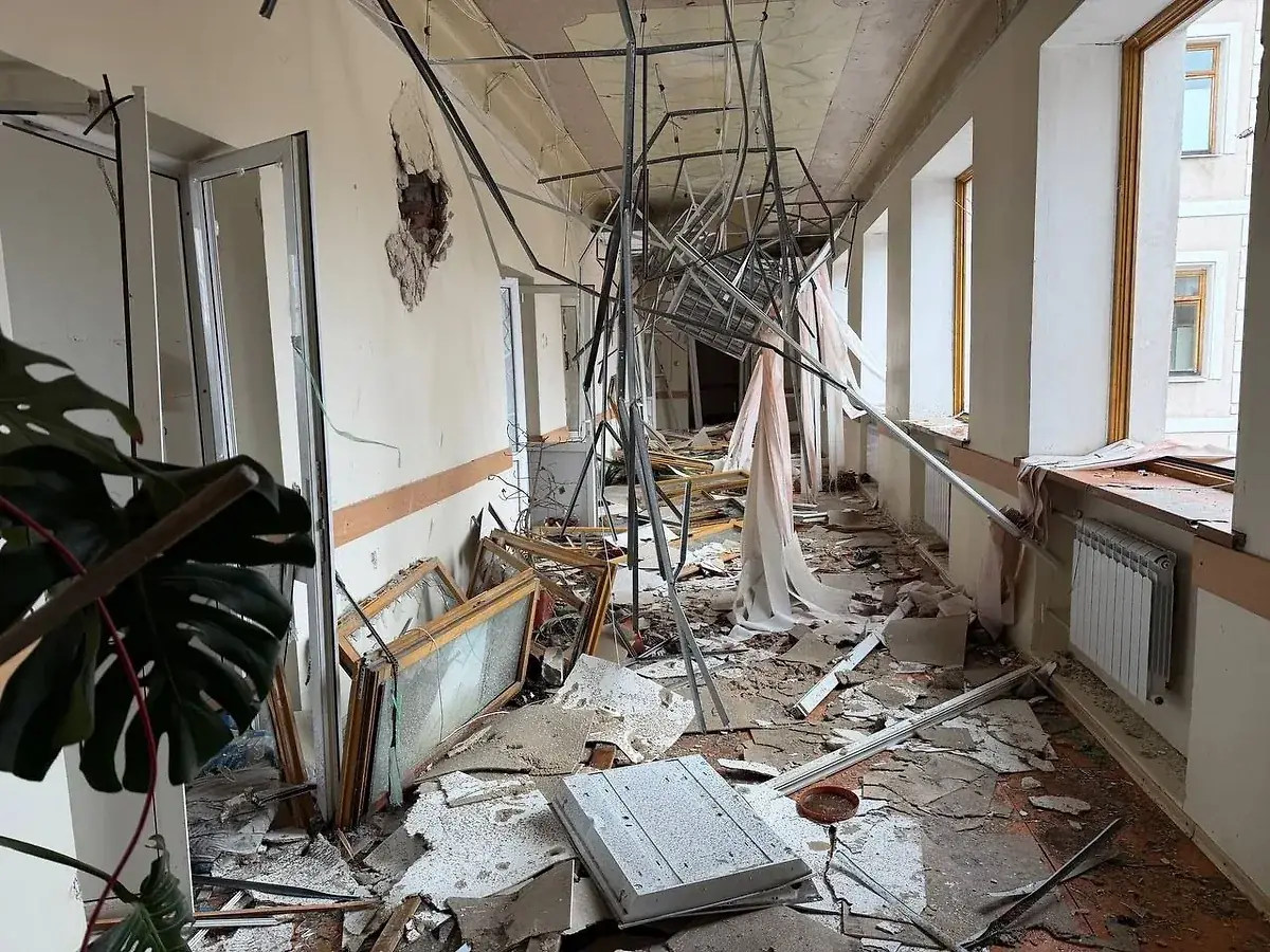 разрушения после удара БПЛА по больнице в Донецке