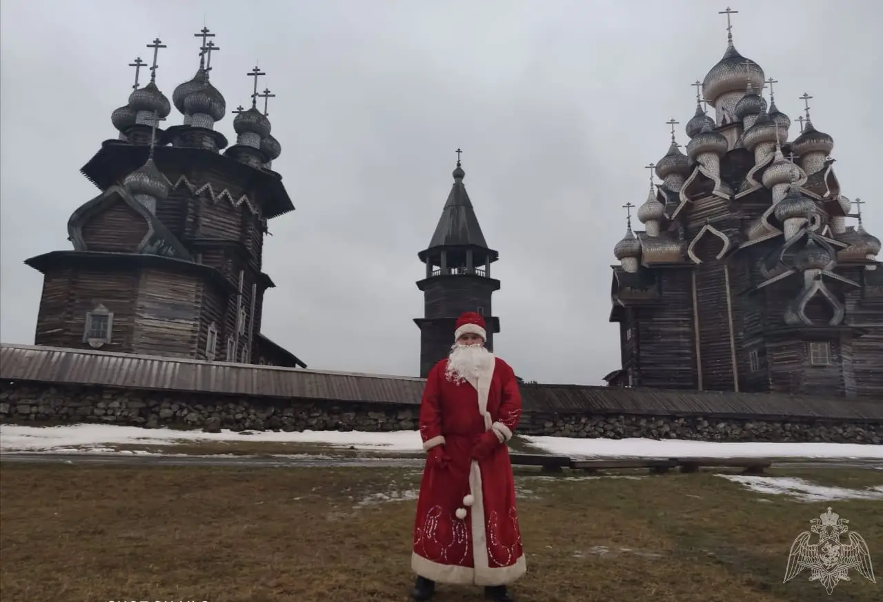 Деды Морозы на острове Кижи