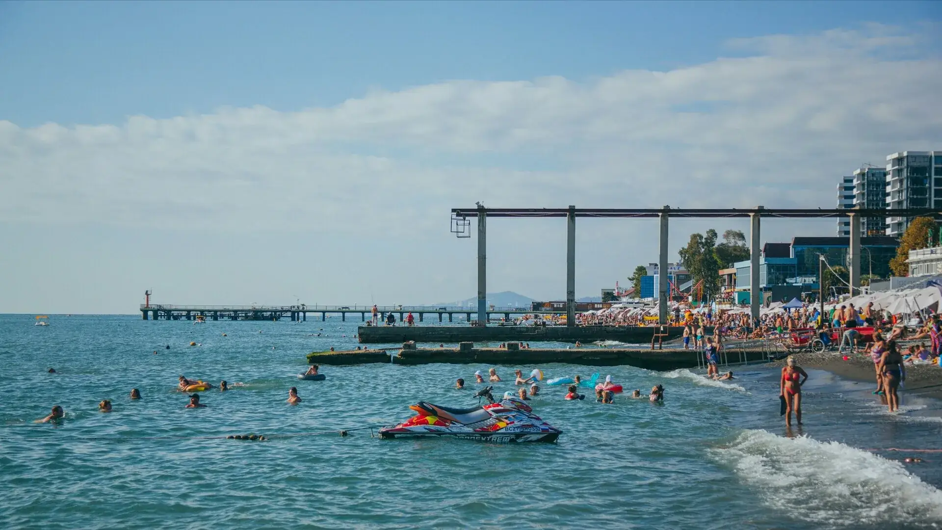 Море +28°C, жара +39°C: почему на Кубани закрыты пляжи после ночи с сотнями сбитых дронов