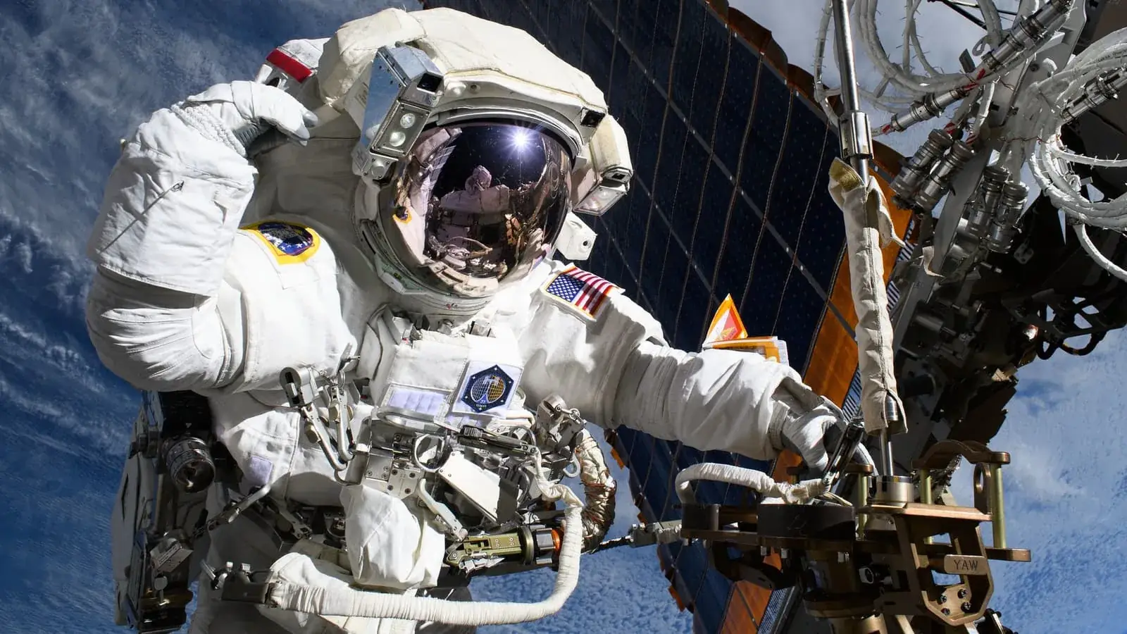 астронавты NASA выход в открытый космос МКС скафандры