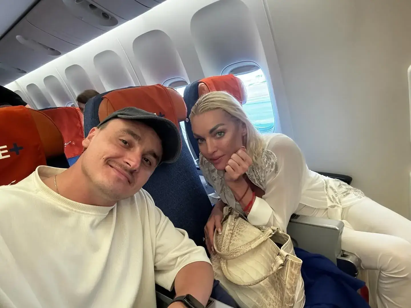 Почему чемодан Волочковой выгрузили за 2 минуты, а саму балерину не пустили на 29-е Мальдивы