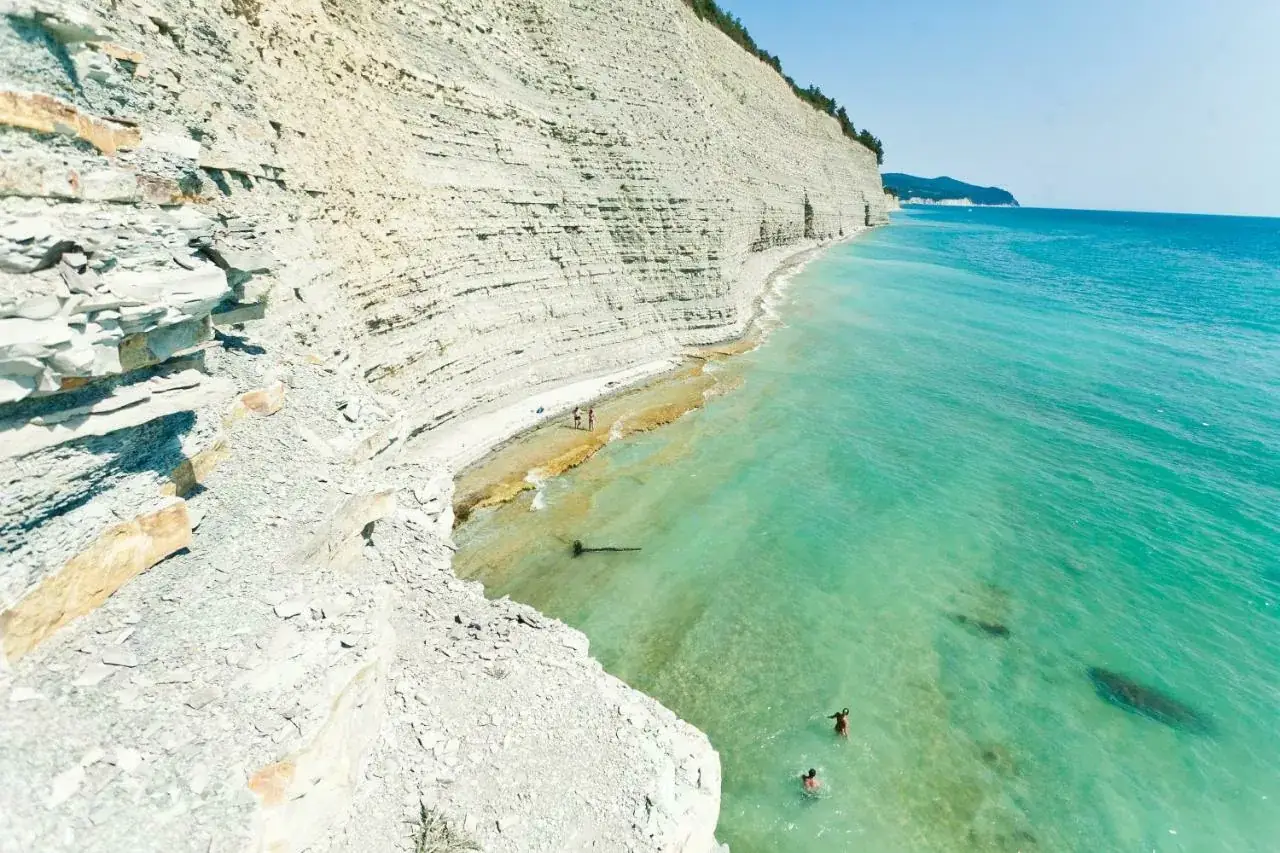 Геленджик море пляж скалы