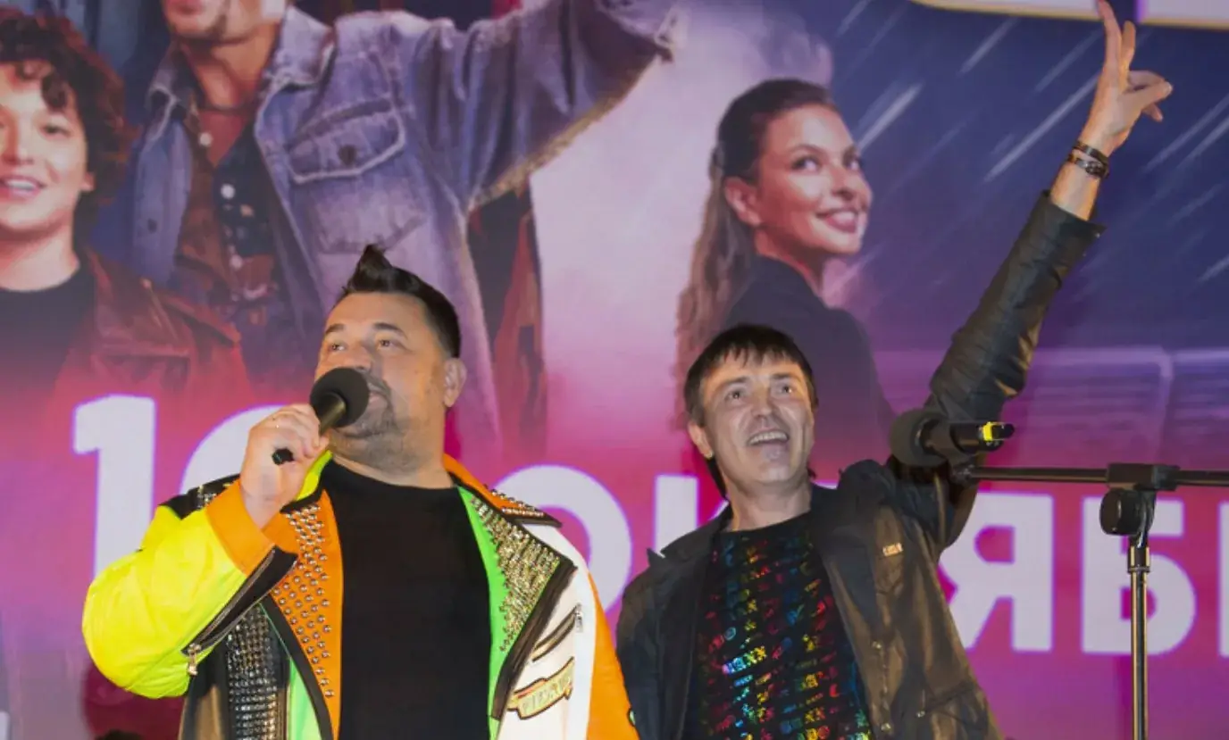 Алексей Потехин на сцене концерт Руки Вверх