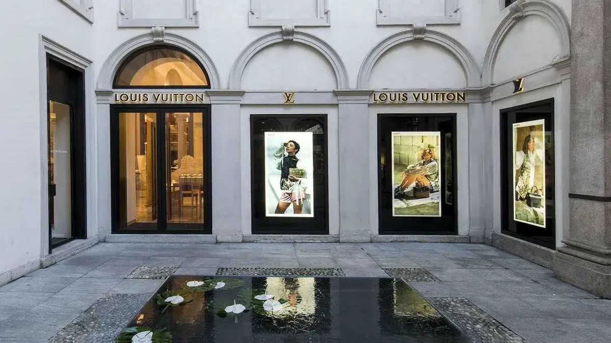 Милан поднял налог до 10 евро за ночь: 450 тысяч фанатов Дьявол носит Prada 2 штурмуют Палаццо Клеричи ради Миранды Прис