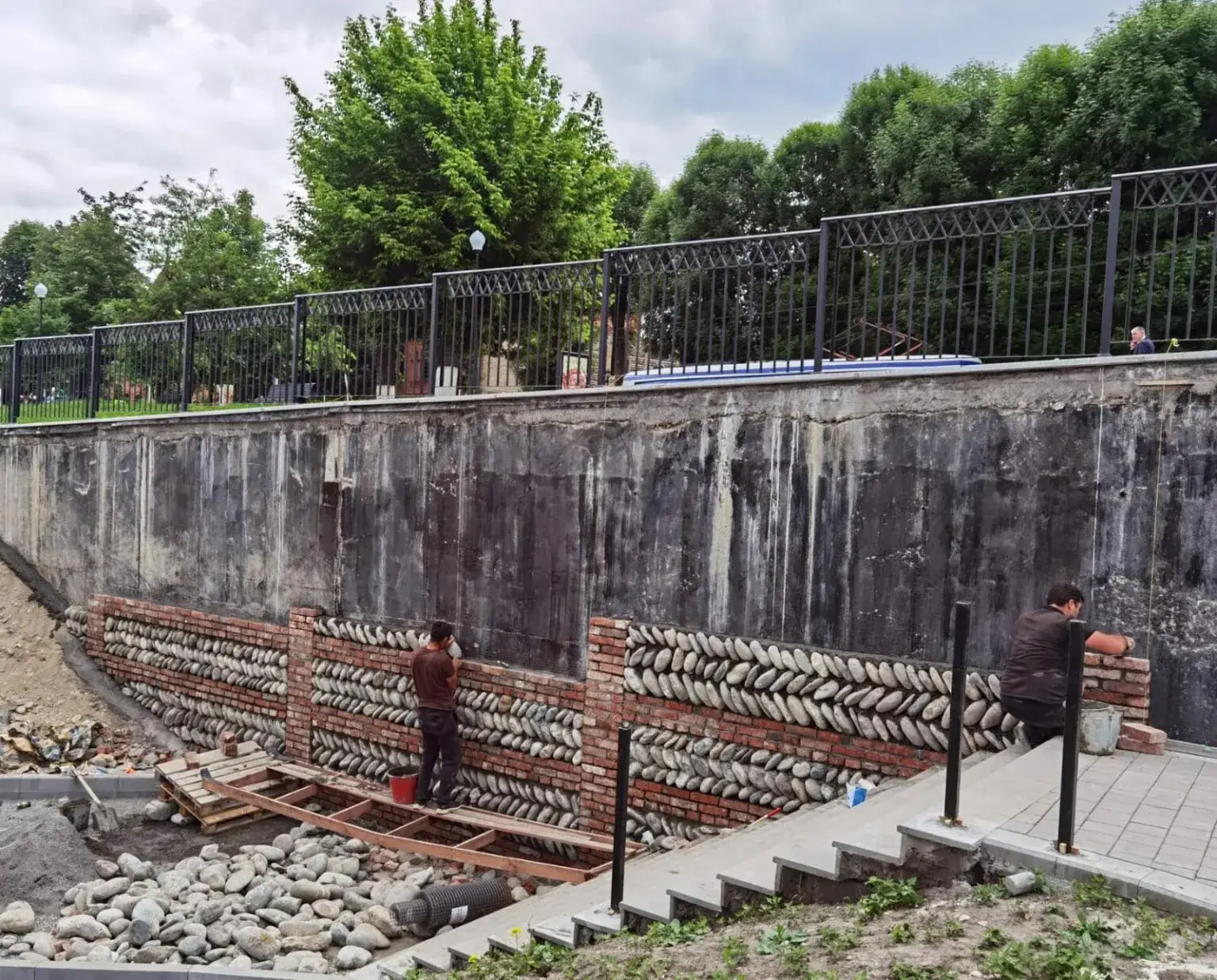 Где гулять во Владикавказе, пока укладывают 8000 квадратов брусчатки и выписывают штрафы до 2 миллионов за майнинг?