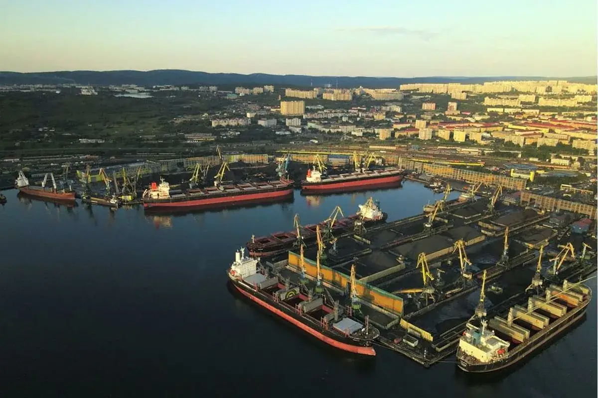 Мурманский морской торговый порт контейнеровоз