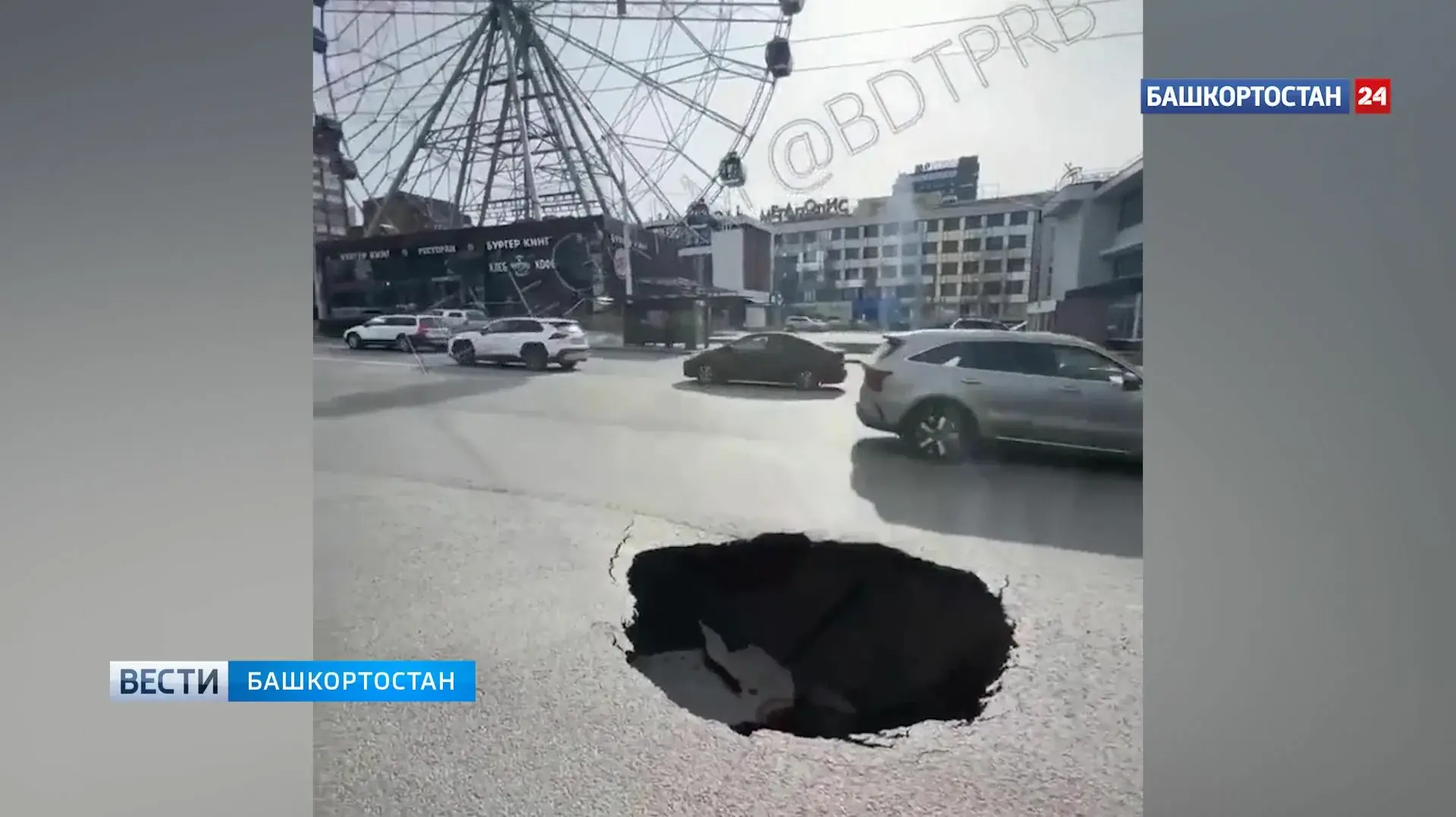 14 млн рублей под землю: в Ижевске свежий асфальт провалился на 4 метра, затянув машину подрядчика и оставив школу № 45