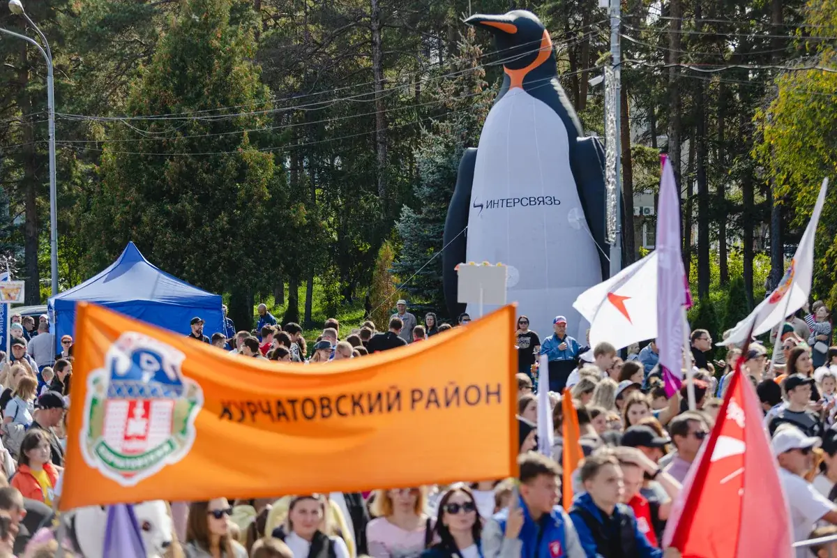 Текслер взял очереди на АЗС под личный контроль: как челябинцам получить бензин и не пропустить 14-й парад первоклассник